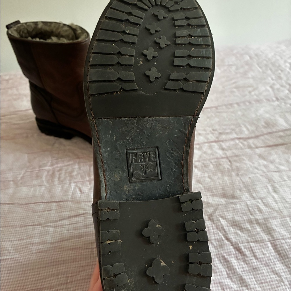 Women’s Frye Brown Leather Boots with Shearling Lining throughout - Picture 6 of 7